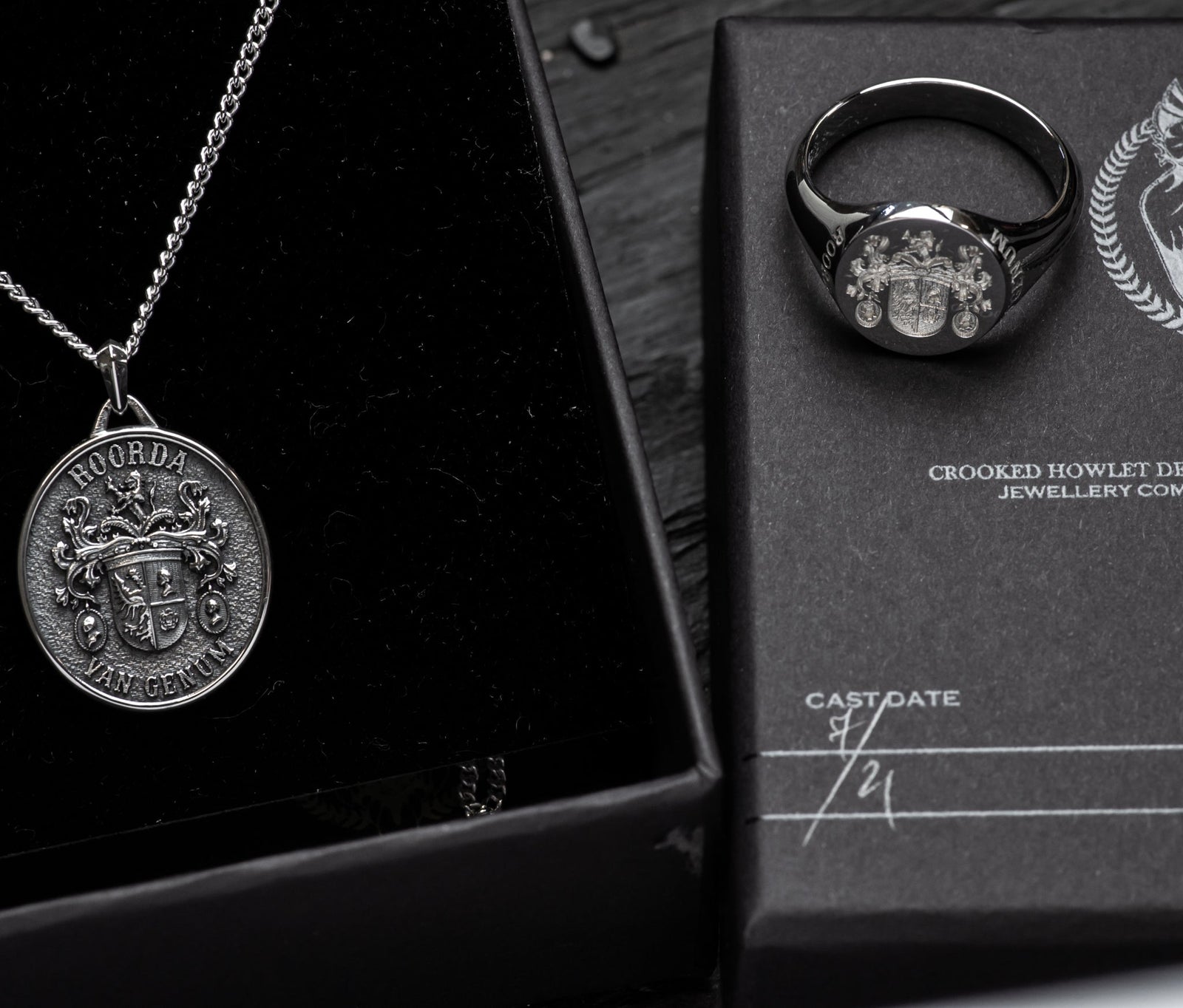 Family Crest & Pendant - Howlet