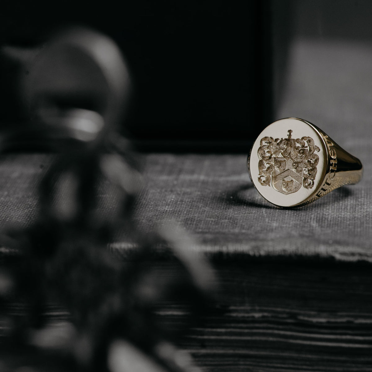 Round/Oval Family Coat Of Arms - Howlet